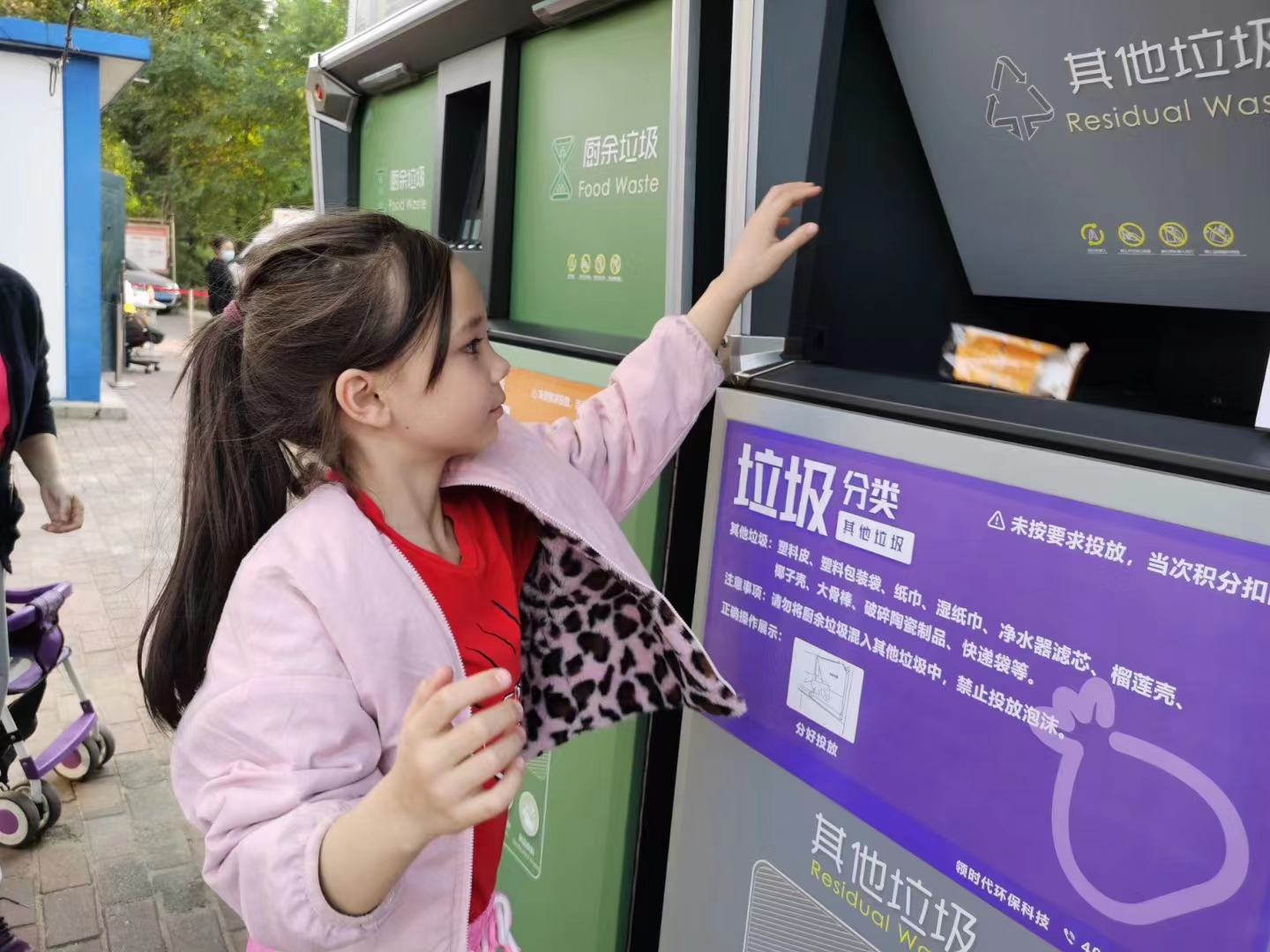 高科技與高顏值并存的智能垃圾分類箱，你身邊有了嗎？